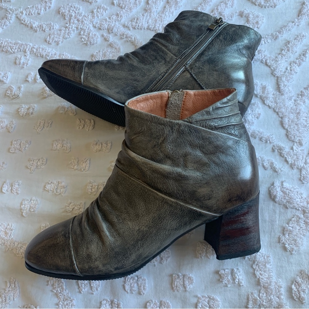 Women’s EU 40 L’ARTISTE Spring Step Melani Gray Metallic Ruched Ankle Zip Boots